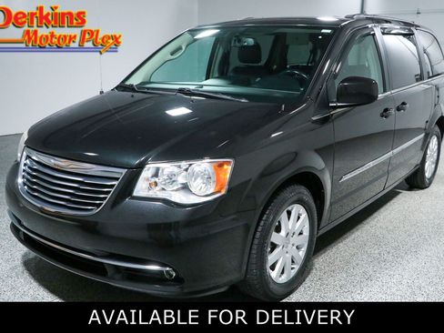 Used 2016 Chrysler Town & Country Touring FWD image 1