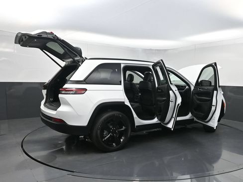 Used 2025 Jeep Grand Cherokee Altitude RWD image 40