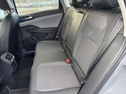 Used 2024 Volkswagen Taos SE w/ Panoramic Sunroof Package image 17