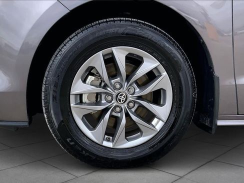 Used 2024 Toyota Sienna XLE image 10