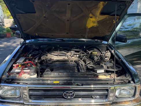 Used 1992 Toyota Pickup Deluxe image 2