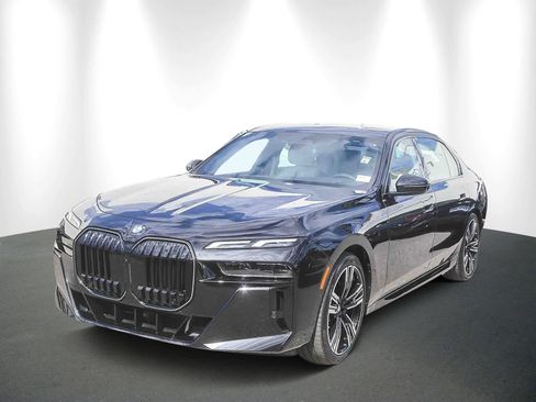 Used 2025 BMW 760i xDrive w/ Luxury Rear Seating Package image 3