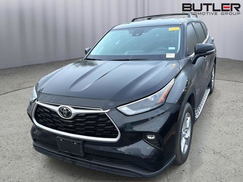 Used 2024 Toyota Highlander LE AWD/4WD image 4