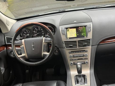 Used 2010 Lincoln MKT AWD image 21
