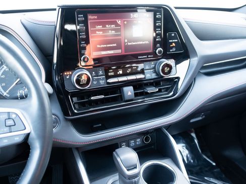 Used 2022 Toyota Highlander XSE image 3