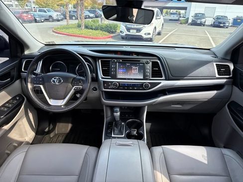 Used 2018 Toyota Highlander XLE AWD/4WD image 26