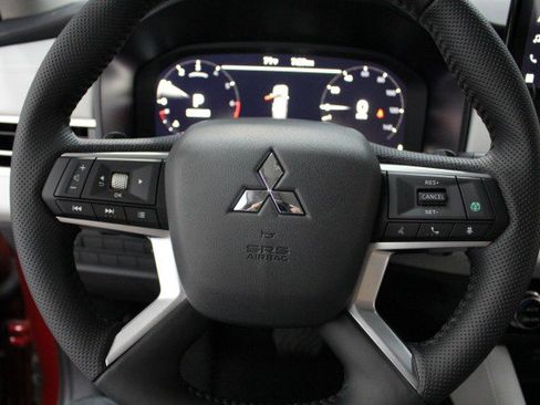New 2025 Mitsubishi Outlander SE image 8