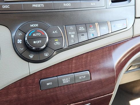 Used 2013 Toyota Sienna XLE FWD image 18