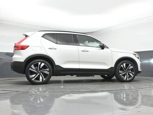 Used 2023 Volvo XC40 B5 Plus AWD/4WD image 17