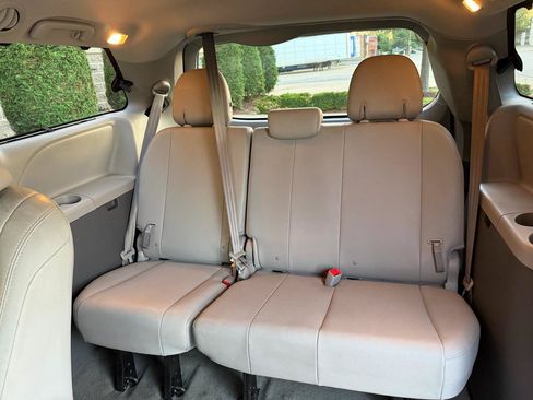 Used 2017 Toyota Sienna XLE w/ XLE Navigation Package FWD image 21