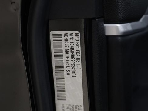 Used 2023 Jeep Grand Cherokee Limited w/ Black Appearance Package AWD/4WD image 24