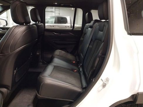 New 2025 Jeep Grand Cherokee Altitude image 9