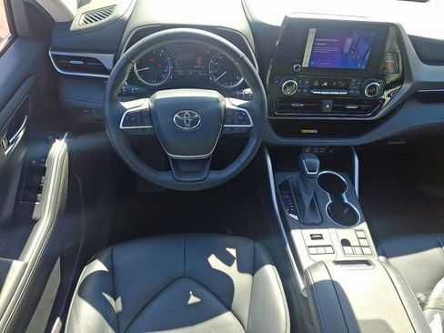 Used 2023 Toyota Highlander XLE AWD/4WD image 12