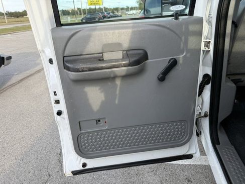 Used 2005 Ford F350 XL image 25