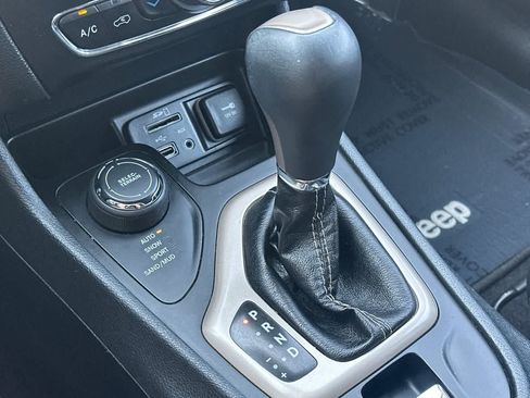 Used 2016 Jeep Cherokee Limited AWD/4WD image 23