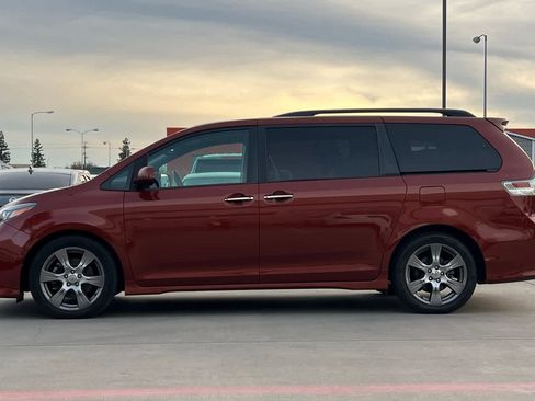 Used 2017 Toyota Sienna SE image 6
