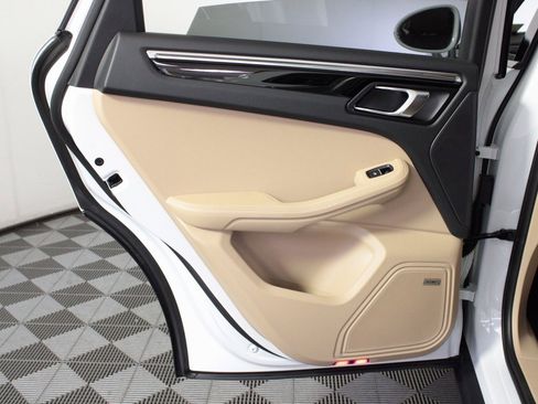 Used 2025 Porsche Macan image 32