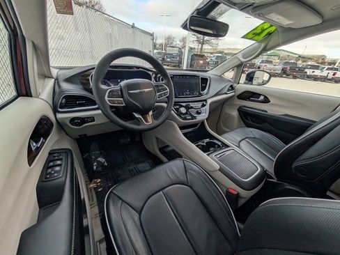 Used 2023 Chrysler Pacifica Limited image 6
