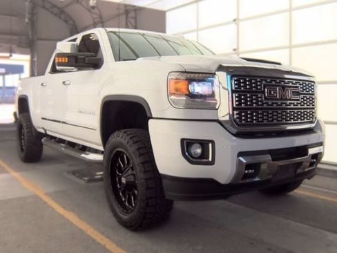 Used 2019 GMC Sierra 2500 Denali w/ Duramax Plus Package AWD/4WD image 2