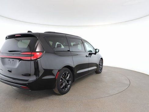 Used 2025 Chrysler Pacifica Limited image 17