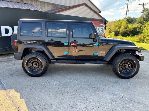 Used 2017 Jeep Wrangler Unlimited Sport w/ Quick Order Package 24S AWD/4WD image 8