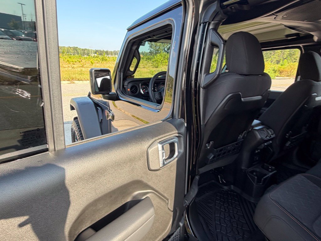 Used 2025 Jeep Gladiator Mojave w/ Technology Group AWD/4WD image 35