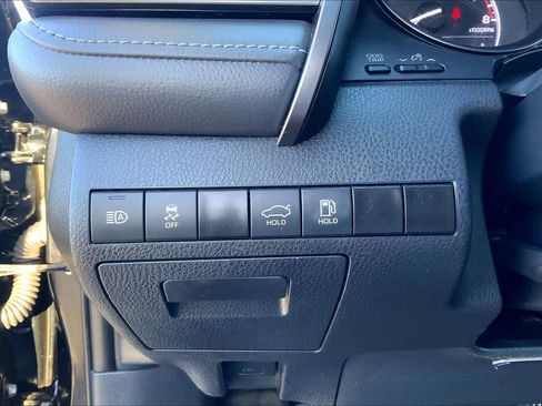 Used 2024 Toyota Camry SE image 32