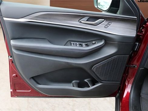 New 2025 Jeep Grand Cherokee Limited image 10