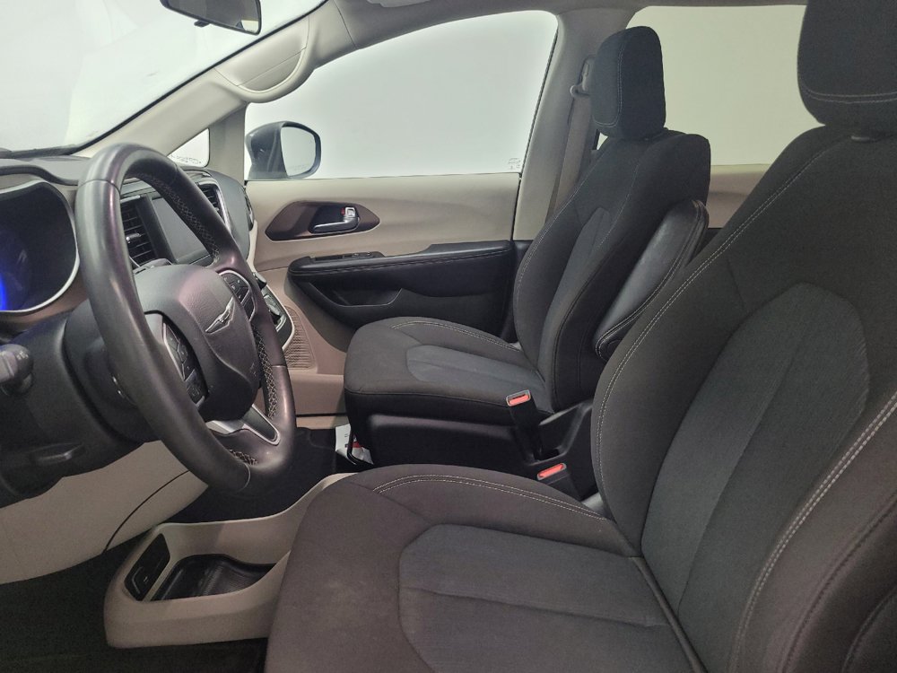 Used 2022 Chrysler Voyager LX FWD image 17