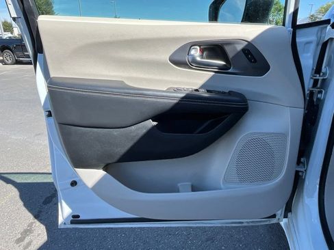 Used 2024 Chrysler Pacifica Touring-L FWD image 5