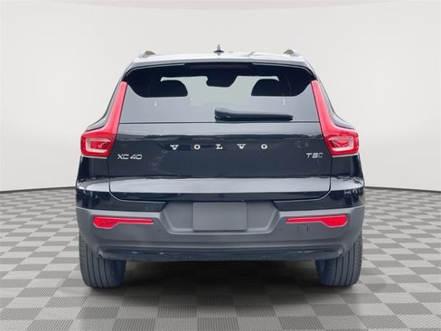 Used 2022 Volvo XC40 T5 R-Design w/ Climate Package image 6