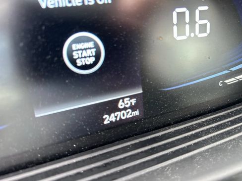 Used 2025 Hyundai Venue Limited FWD image 7