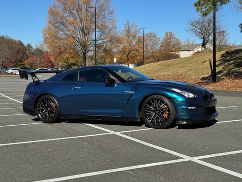 Used 2024 Nissan GT-R Premium w/ Premium Interior Package image 15