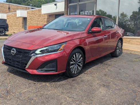 Used 2023 Nissan Altima 2.5 SV w/ SV Premium Package AWD/4WD image 3