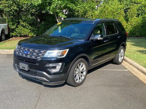 Used 2017 Ford Explorer Limited FWD image 3