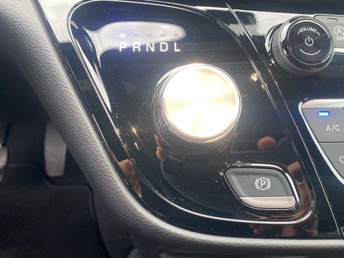 Certified 2025 Chrysler Pacifica Select image 16