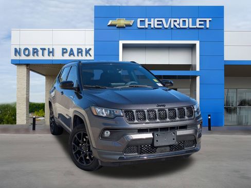 Used 2024 Jeep Compass Latitude w/ Convenience Group image 1