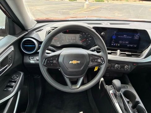 Used 2024 Chevrolet Trax LS w/ LS Convenience Package FWD image 13