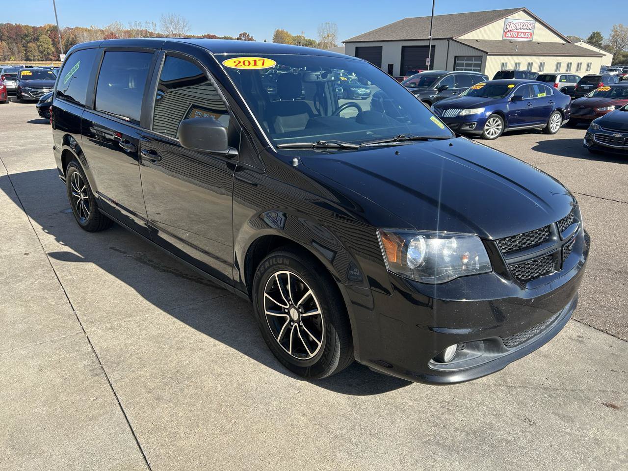 Used 2017 Dodge Grand Caravan SXT w/ Quick Order Package 29G SXT FWD image 3