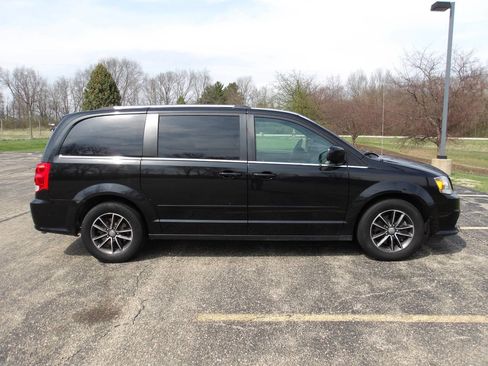 Used 2017 Dodge Grand Caravan SXT w/ Driver Convenience Group image 2