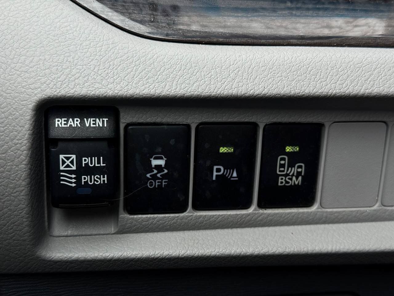 Used 2015 Toyota Sienna XLE w/ XLE Navigation Package FWD image 32