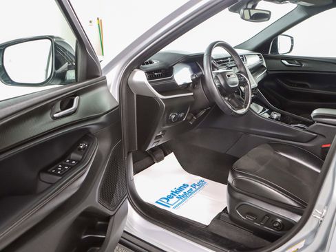 Used 2023 Jeep Grand Cherokee L Laredo image 3