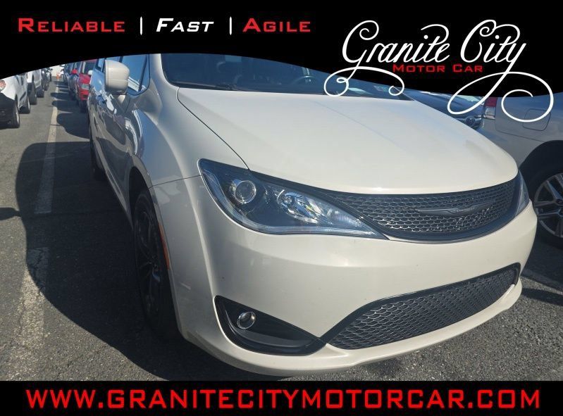 Used 2020 Chrysler Pacifica Touring-L AWD/4WD image 1