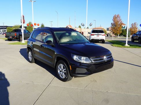 Used 2017 Volkswagen Tiguan S image 2