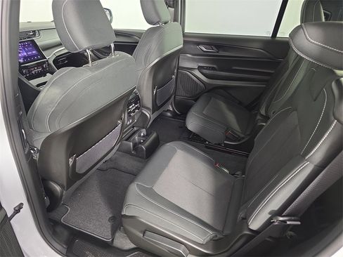 Used 2025 Jeep Grand Cherokee L Laredo image 33