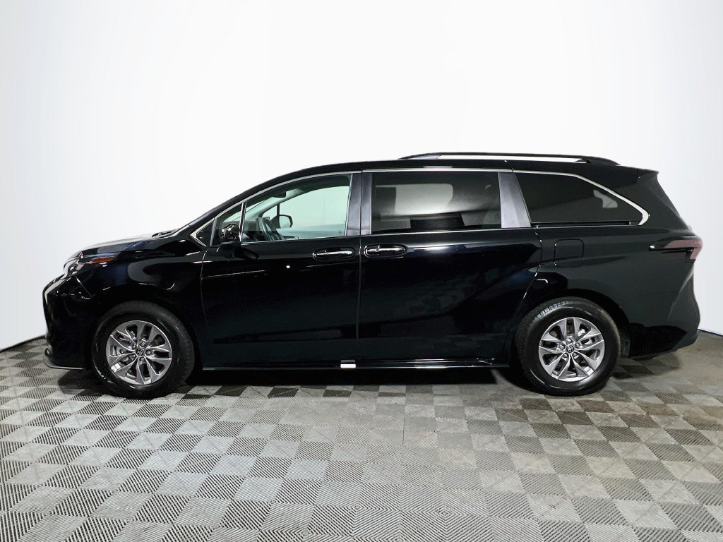 Certified 2026 Toyota Sienna XLE FWD image 4