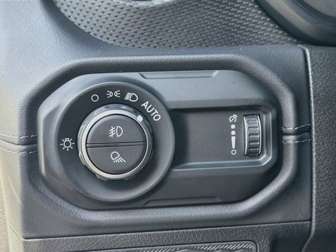 Used 2025 Jeep Gladiator Rubicon w/ Convenience Group AWD/4WD image 11