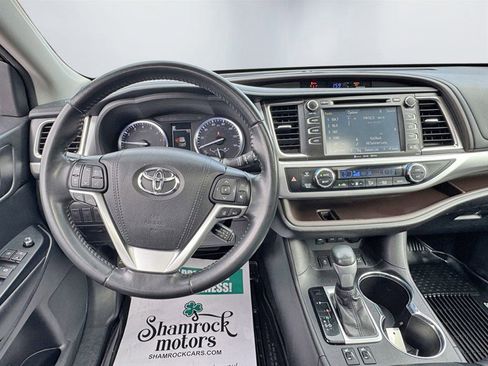 Used 2018 Toyota Highlander XLE image 16