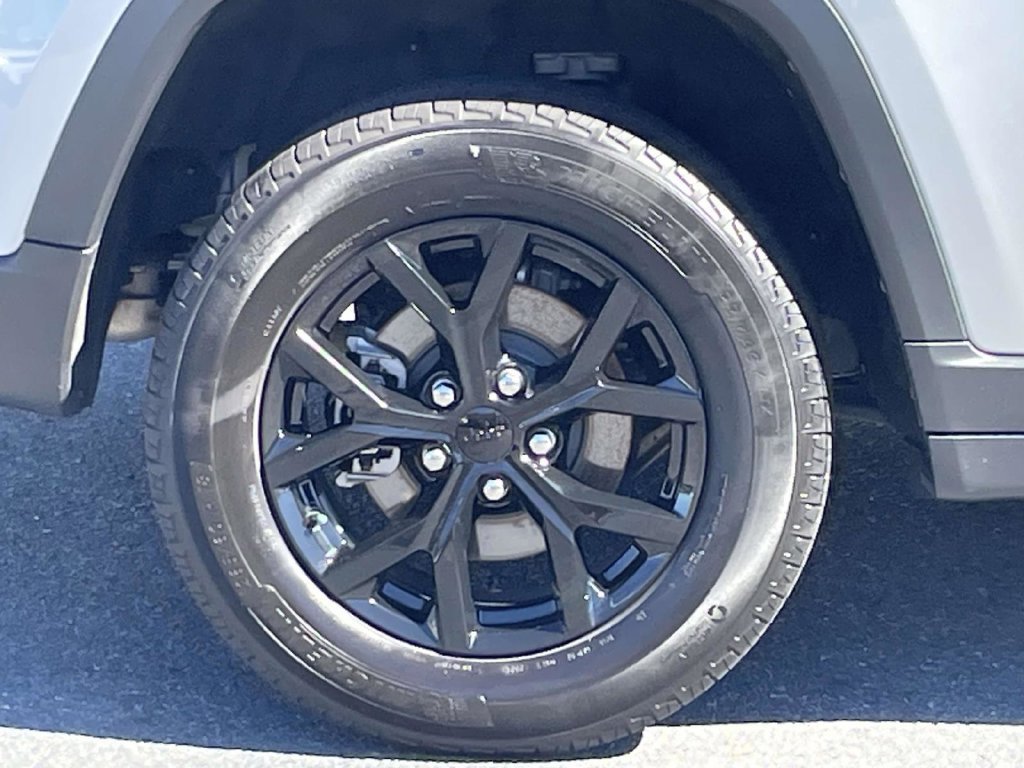 Certified 2024 Jeep Grand Cherokee Altitude RWD image 12