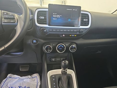 Certified 2024 Hyundai Venue Limited FWD image 19